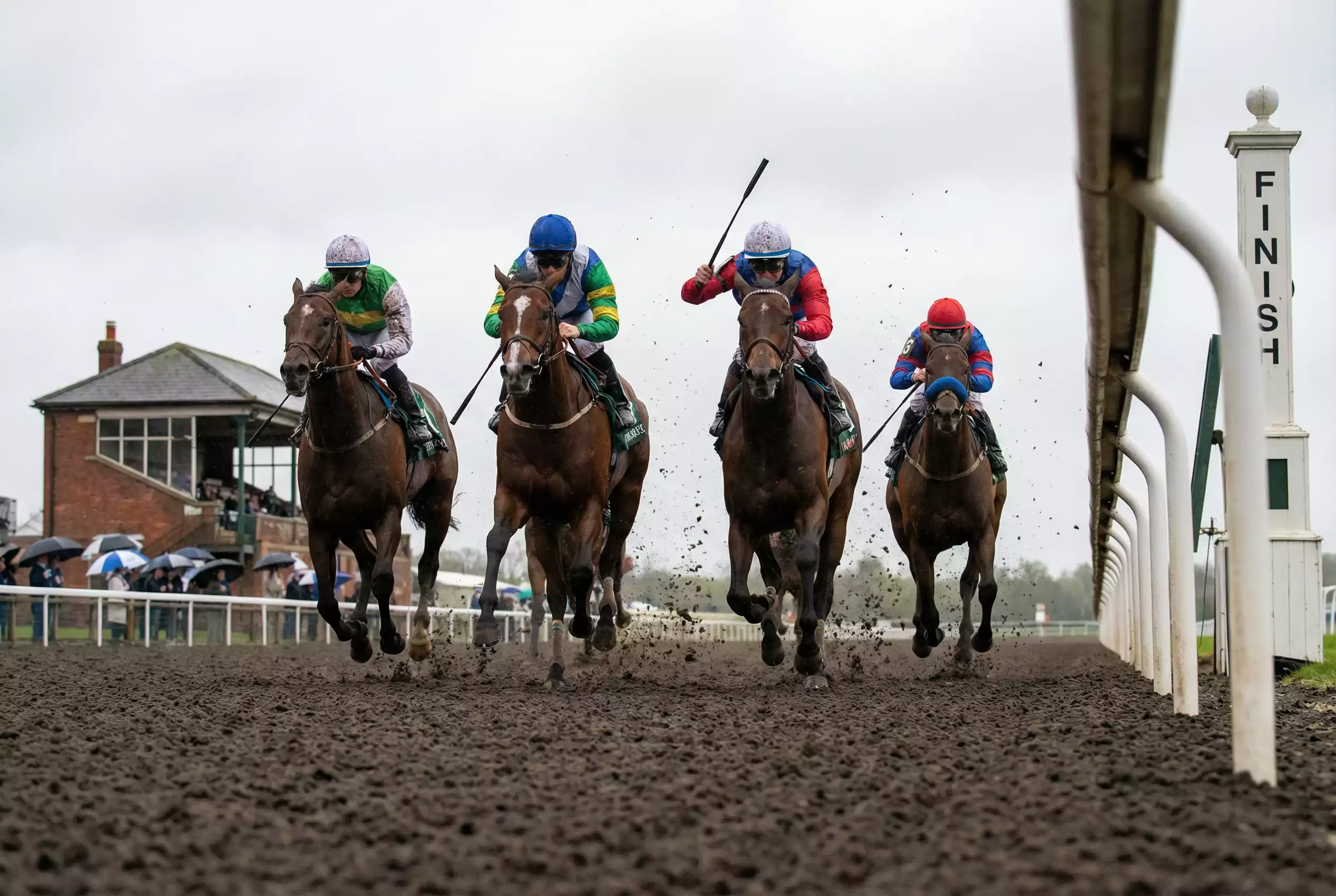 Horses sprinting towards the finish line in a five-furlong race at Southwell